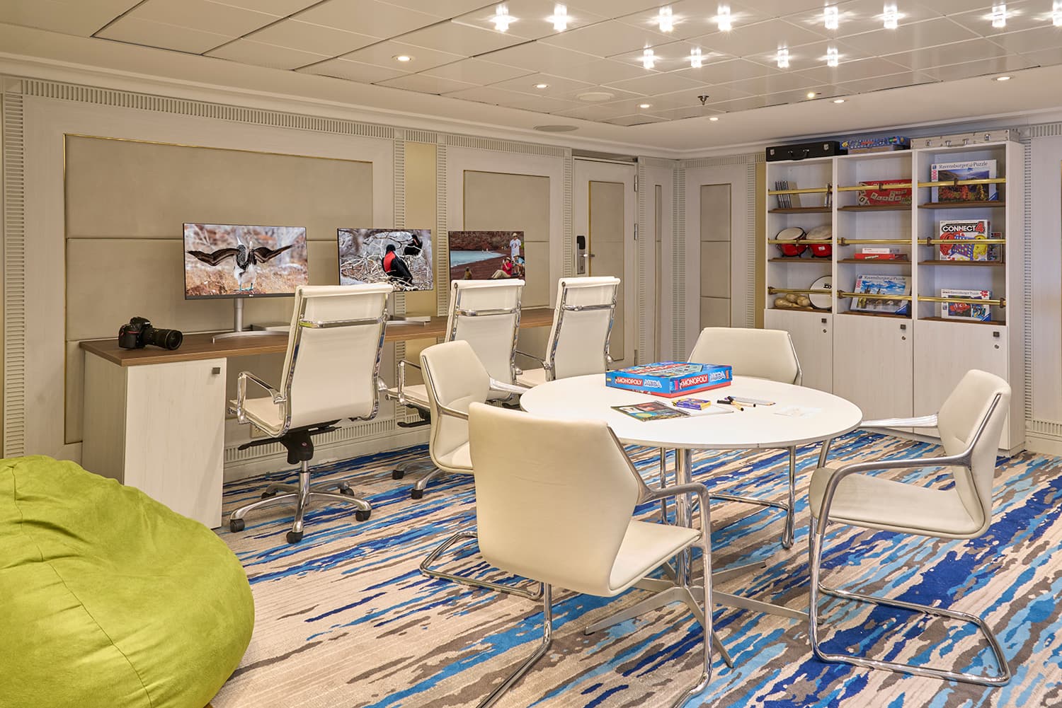 Ship NG Islander II Interior - Science Hub - 00146